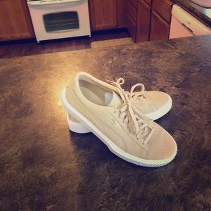 Men’s Puma Suedes size 10